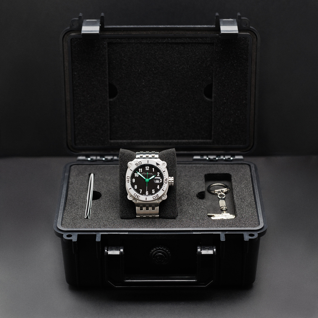 Tanque 8215 de 42 mm con cuerda automática
