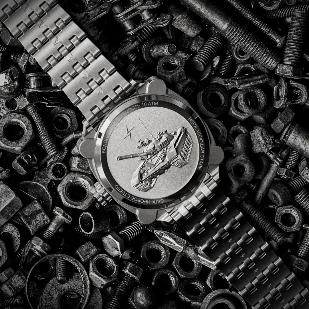 Tanque 8215 de 42 mm con cuerda automática